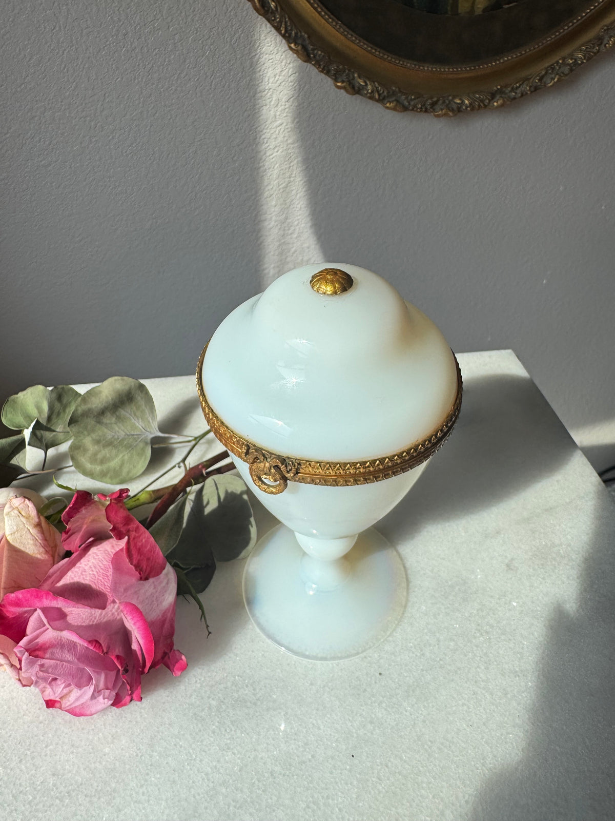 White Opaline Bulle de Savon Footed Casket