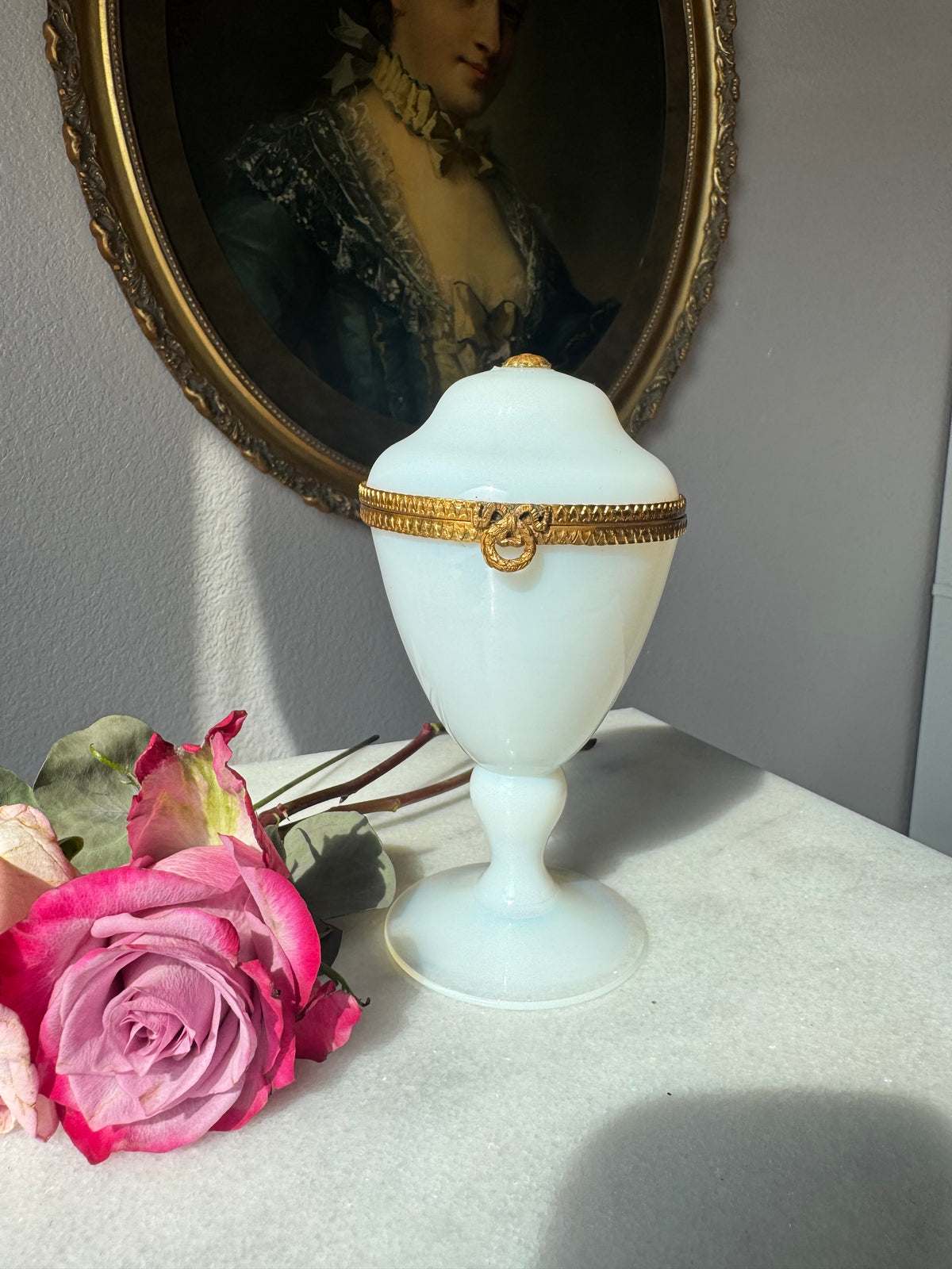 White Opaline Bulle de Savon Footed Casket
