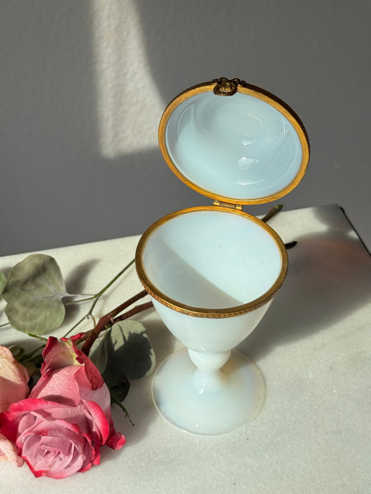 White Opaline Bulle de Savon Footed Casket