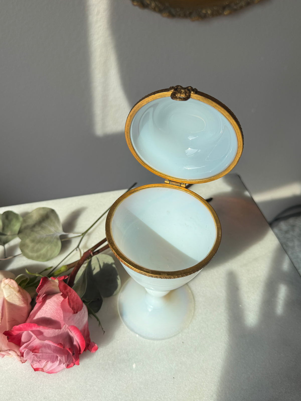 White Opaline Bulle de Savon Footed Casket